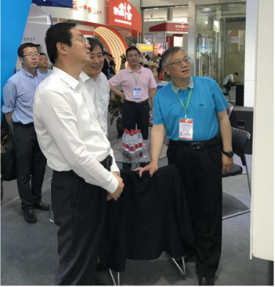 省委常委、西寧市委書記王曉蒞臨第十九屆青洽會青海物產(chǎn)展位參觀